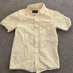 Like new the children’s place yellow plaid short sleeve shirt. Size 5\6
